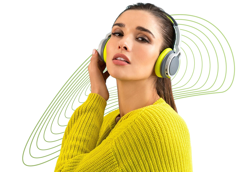 Mulher com fones over-ear verde-limão e suéter amarelo, cabeça inclinada, mão no fone, fundo verde com linhas curvas.