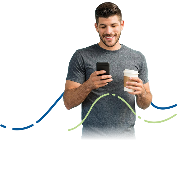 Homem sorridente de camiseta cinza olhando o celular e segurando um café; ao fundo, linhas onduladas laranja e azul.